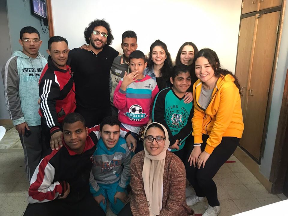 زيارة مجموعه من شباب الجامعه لأطفال السندس