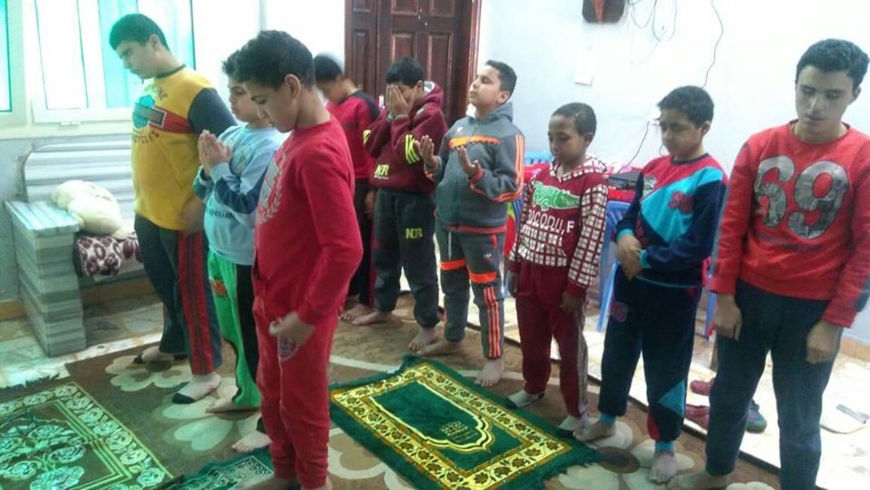 أبناء السندس أثناء أداء فريضة الصلاه