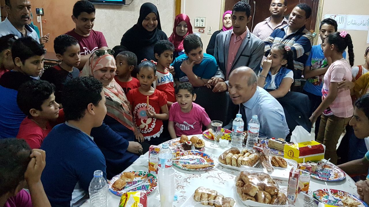 مفاجأة نائب محافظ القاهرة بزيارة أحفاده فى دار السندس