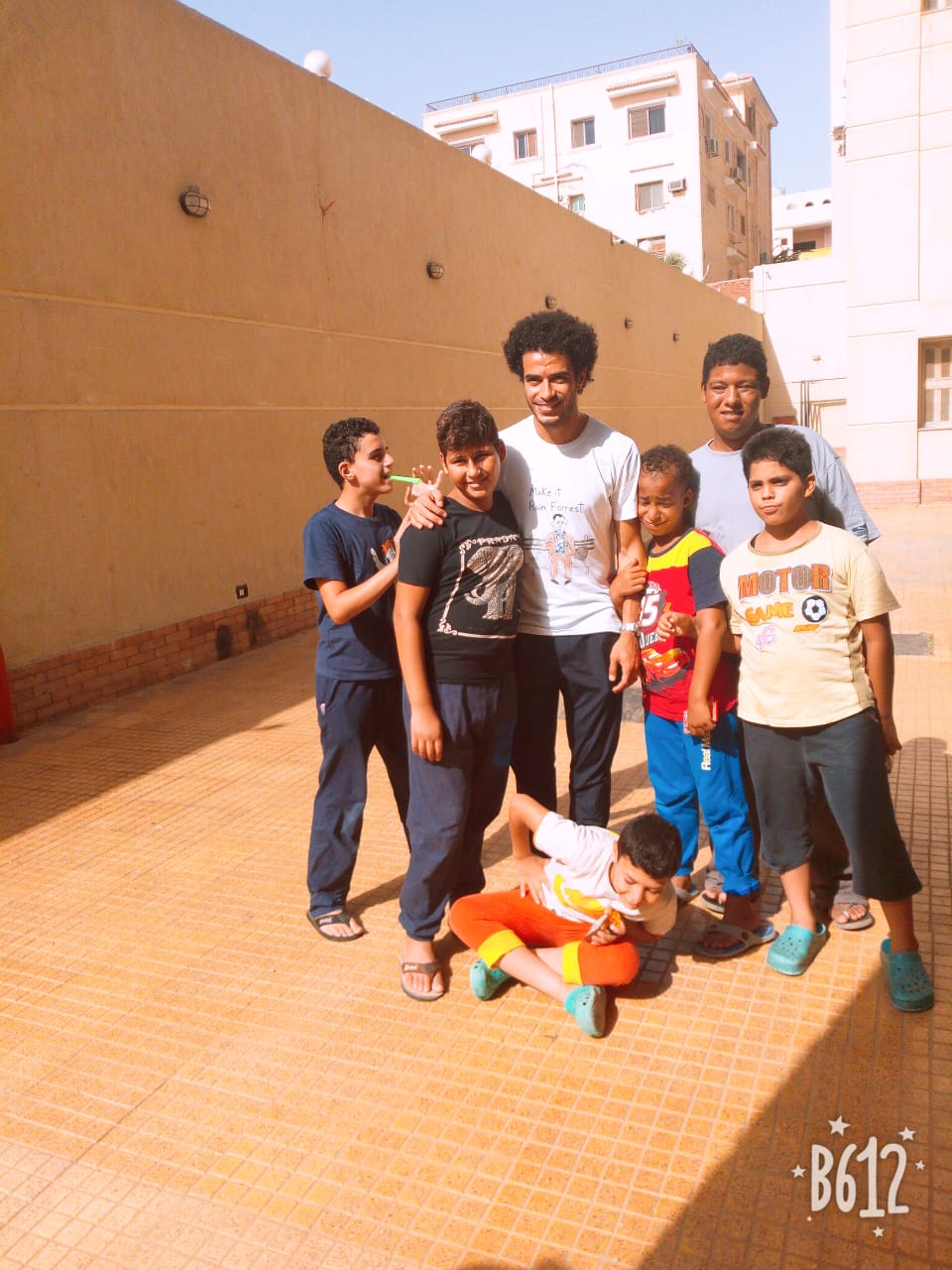 عمرجابر لاعب كرة القدم يحتفل بالعيد مع اطفالنا